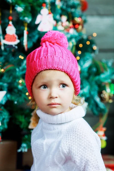 Meisje met kerstboom — Stockfoto