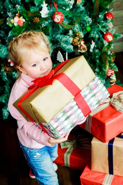 Fille avec des cadeaux — Photo