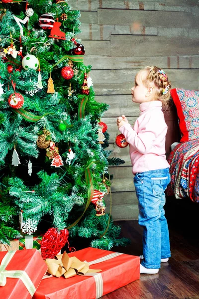 Meisje met Kerstmis — Stockfoto