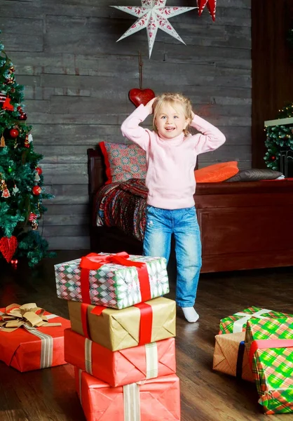 Meisje met presenteert — Stockfoto