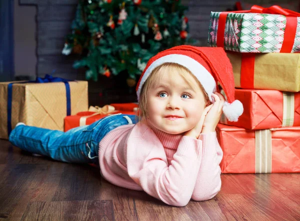 Meisje met presenteert — Stockfoto