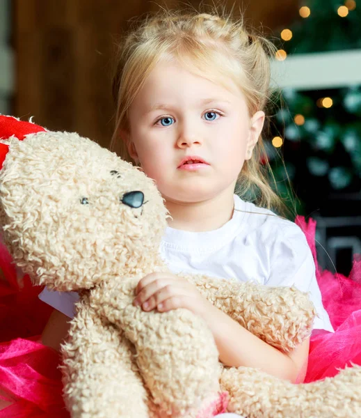 Chica con osito de peluche —  Fotos de Stock