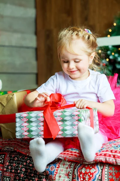 Meisje met presenteert — Stockfoto