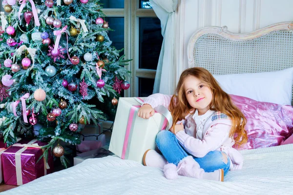 Chica en Navidad — Foto de Stock