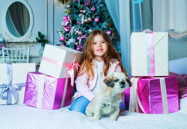 Chica en Navidad — Foto de Stock