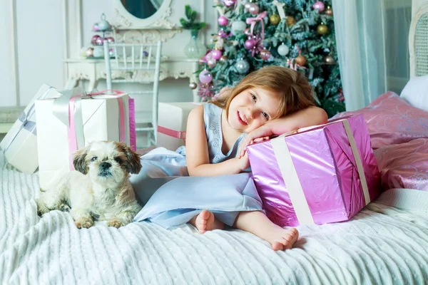 Chica en Navidad — Foto de Stock