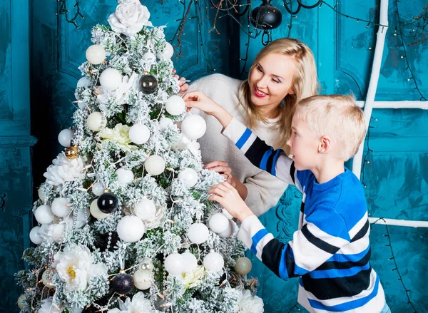 Mor og sønn til jul – stockfoto