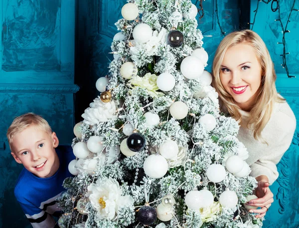 Mãe e filho no Natal — Fotografia de Stock