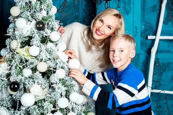 Madre e hijo en Navidad —  Fotos de Stock