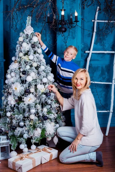 Mor og sønn til jul – stockfoto