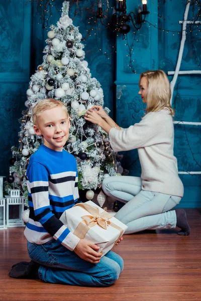 Μητέρα και γιος, Χριστούγεννα — Φωτογραφία Αρχείου