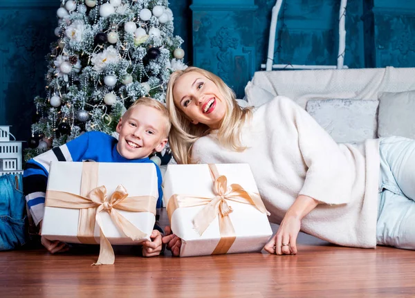 Matka i syn w Boże Narodzenie — Zdjęcie stockowe