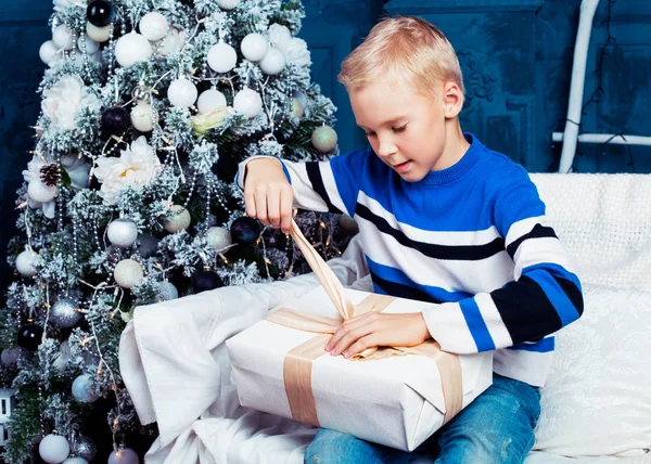 クリスマス ツリーとプレゼントを持つ少年 — ストック写真