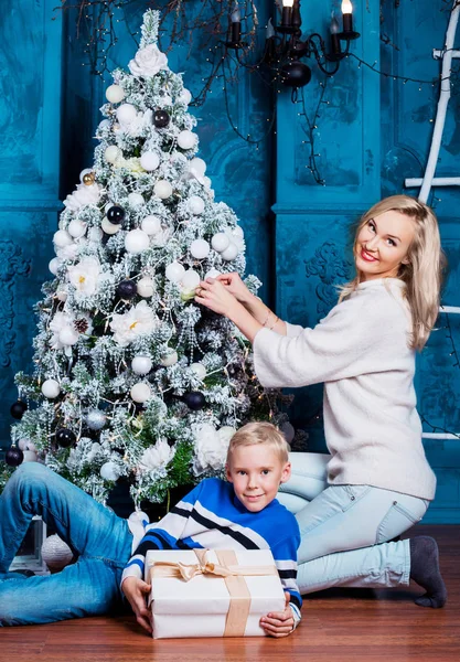 Mãe e filho no Natal — Fotografia de Stock