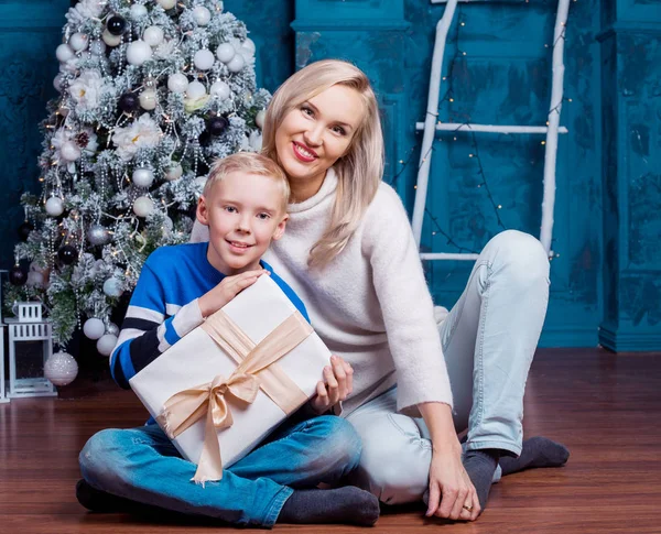Мати і син на Різдво — стокове фото