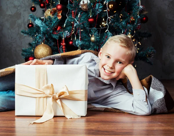 Хлопчик на Різдво — стокове фото