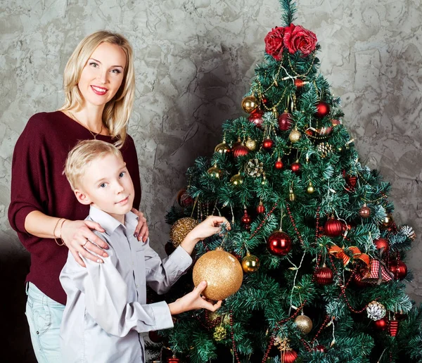 Mãe e filho no Natal — Fotografia de Stock