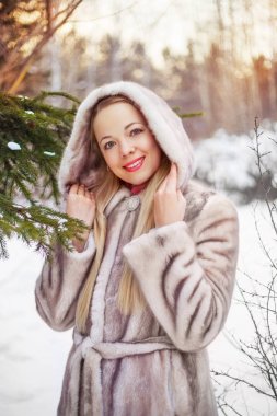 Kış parkındaki kadın