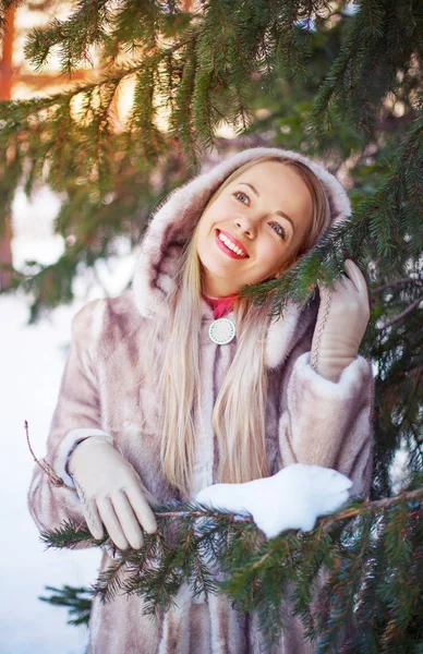 Mujer en el parque de invierno — Foto de Stock