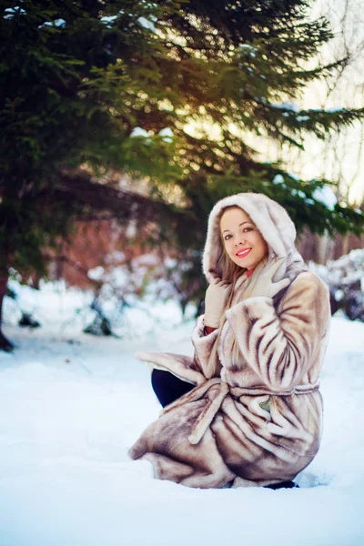 Mujer en el parque de invierno — Foto de Stock