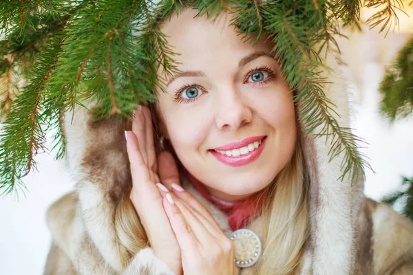 Femme dans le parc d'hiver — Photo