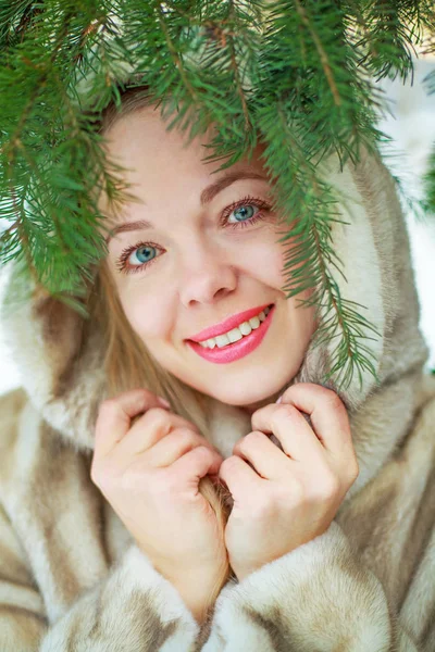 Femme dans le parc d'hiver — Photo