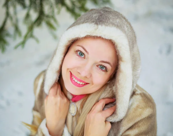 Mujer en el parque de invierno — Foto de Stock