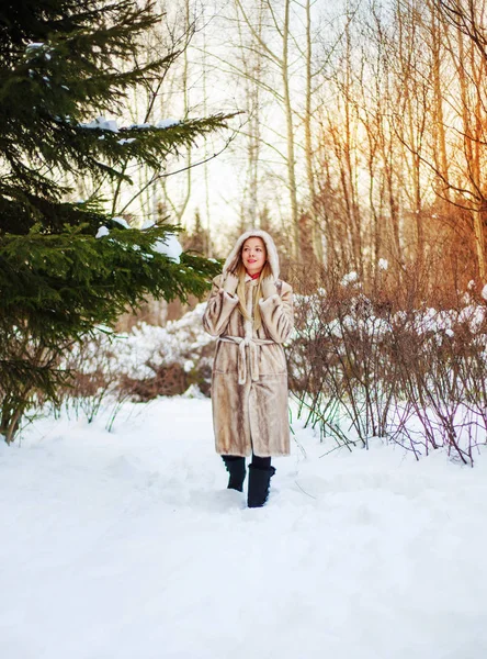 Woman in the park — Stock Photo, Image