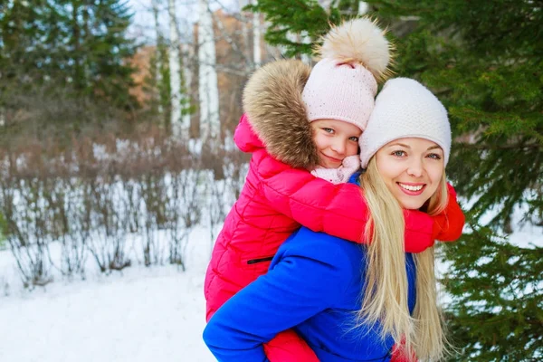 Madre e hija al aire libre — Foto de Stock