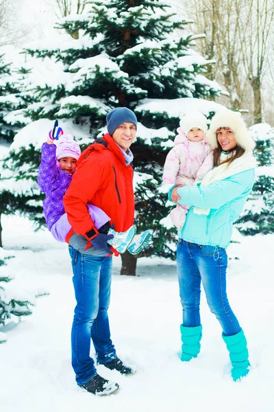Familj i vinter — Stockfoto