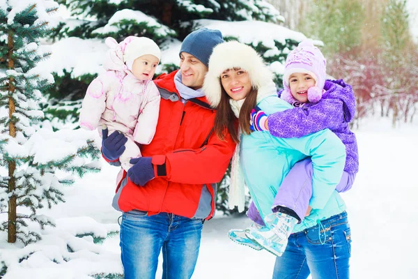 Familj i vinter — Stockfoto