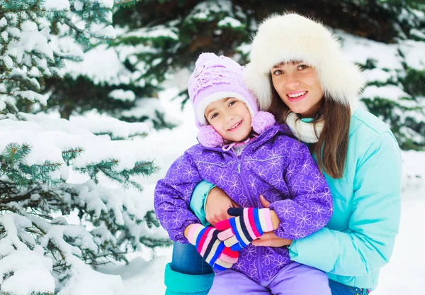 Moeder en dochter in de winter — Stockfoto