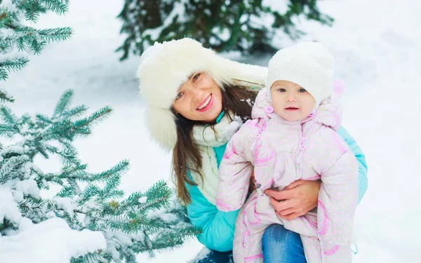 Mutter und Baby im Winter — Stockfoto