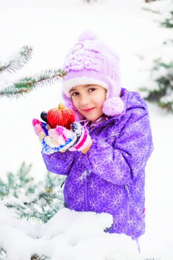 Kız bir ağacı süsleme