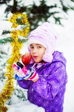 Kız bir ağacı süsleme