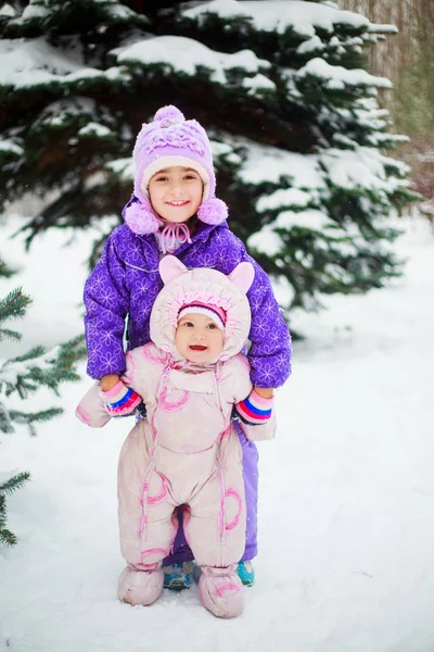 Sisters in the park — Stock Photo, Image