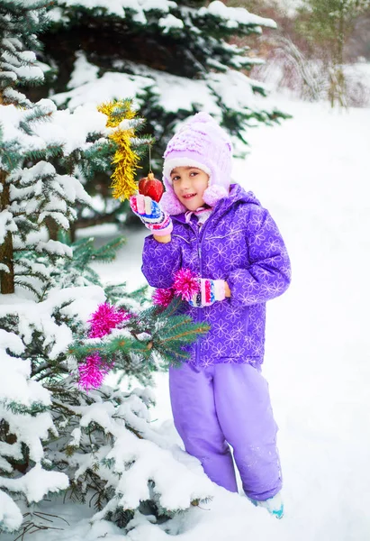 Girl decorating tree — Stock Photo, Image