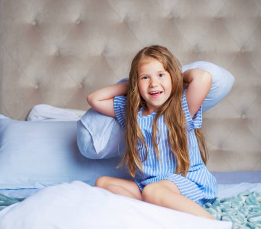 bir yastık ile kız