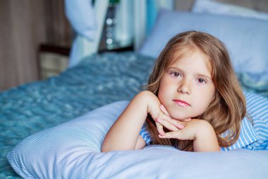 bir yastık ile kız