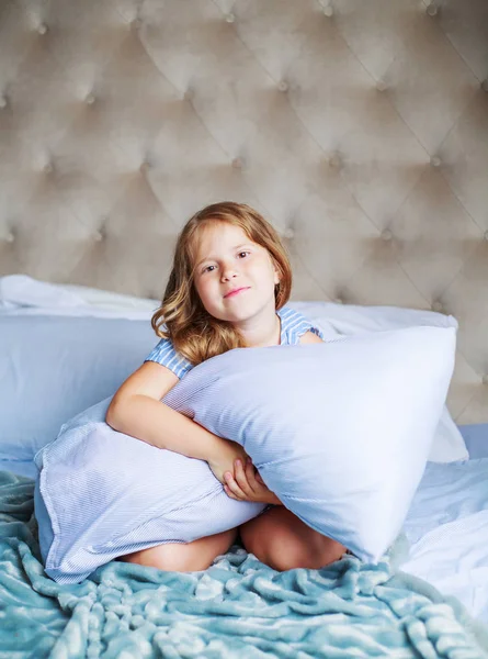 Menina com uma almofada — Fotografia de Stock