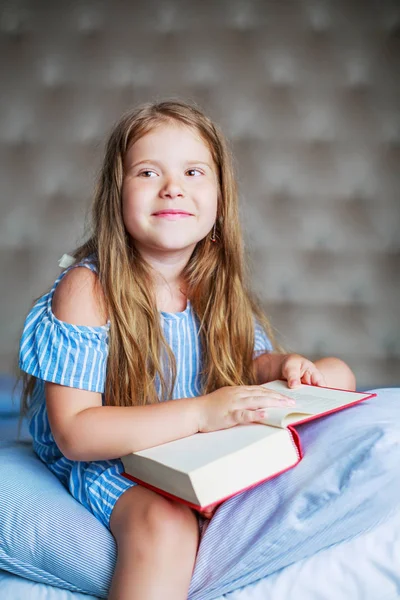 Menina com um livro — Fotografia de Stock