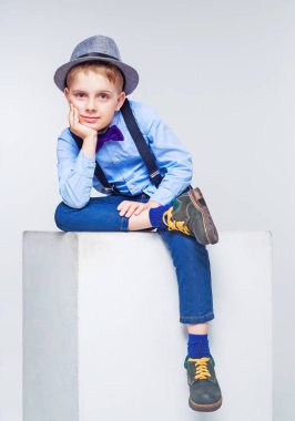  bir şapka giymiş çocuk  