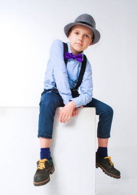  bir şapka giymiş çocuk 