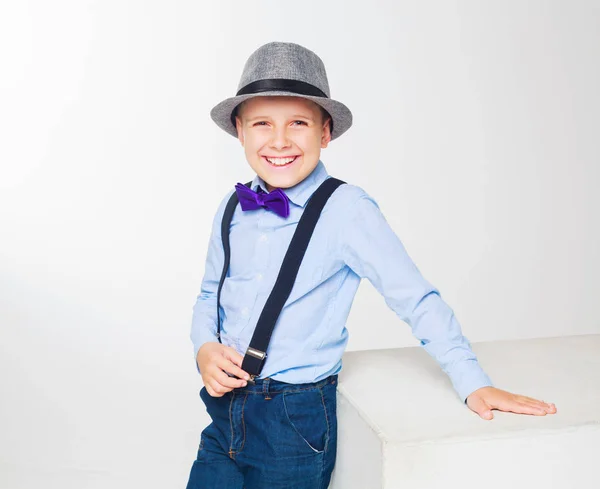 Хлопчик у капелюсі — стокове фото
