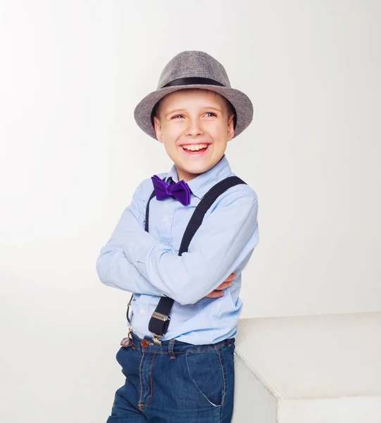 Niño usando un sombrero — Foto de Stock