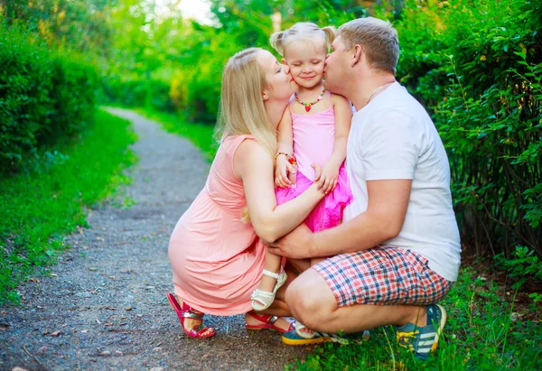 Felice famiglia all'aperto — Foto Stock