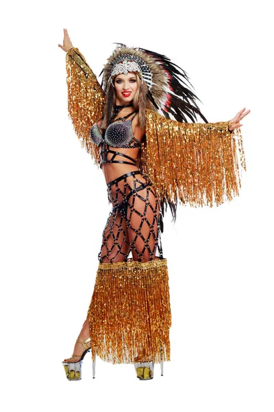 Танцовщица в костюме коренных американцев — стоковое фото