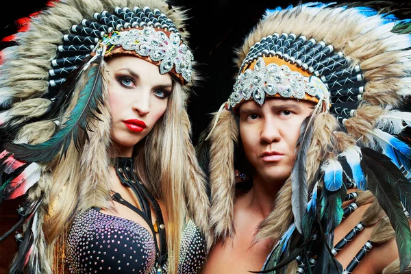 Ballerini spogliarello che indossano costumi nativi americani — Foto Stock