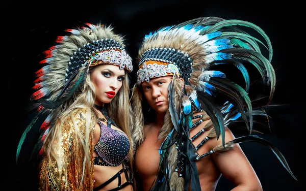 Ballerini che indossano costumi nativi americani — Foto Stock