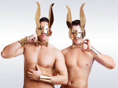  Altın tavşan kulakları giyen dansçılar  